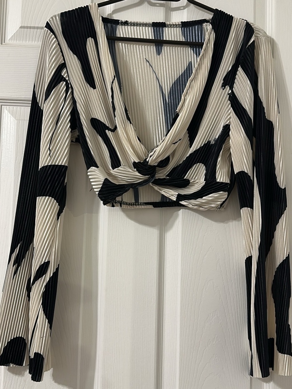 SHEIN Black & Cream Knot-Front Pleated Long Sleeve Crop Top